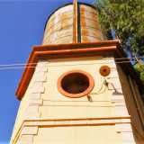 Di che cosa si tratta? E� una �torre dell�acqua� o  �torre piezometrica": serviva per rifornire di acqua le vecchie locomotive a vapore 